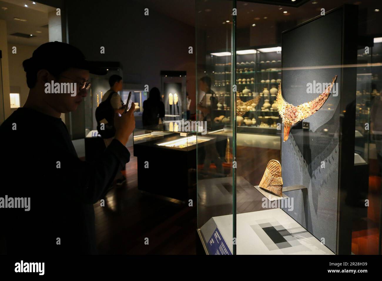 Seoul, Südkorea. 18. Mai 2023. Am 18. Mai 2023 in Seoul, Südkorea, machen Menschen Fotos vom Nationalmuseum von Korea. Das Nationalmuseum von Korea beherbergt eine riesige Sammlung von Artefakten aus der Antike bis zur Moderne in einer Vielzahl von Themen, einschließlich Kunst und Kultur. Kredit: Wang Yiliang/Xinhua/Alamy Live News Stockfoto Seoul, Südkorea. 18. Mai 2023. Am 18. Mai 2023 in Seoul, Südkorea, machen Menschen Fotos vom Nationalmuseum von Korea. Das Nationalmuseum von Korea beherbergt eine riesige Sammlung von Artefakten aus der Antike bis zur Moderne in einer Vielzahl von Themen, einschließlich Kunst und Kultur. Kredit: Wang Yiliang/Xinhua/Alamy Live News Stockfoto