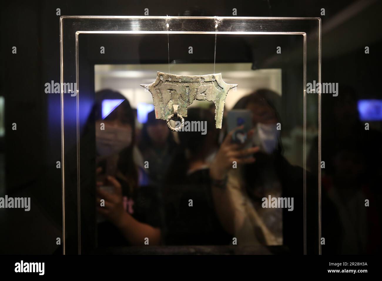 Seoul, Südkorea. 18. Mai 2023. Besucher besuchen das Nationalmuseum von Korea in Seoul, Südkorea, 18. Mai 2023. Das Nationalmuseum von Korea beherbergt eine riesige Sammlung von Artefakten aus der Antike bis zur Moderne in einer Vielzahl von Themen, einschließlich Kunst und Kultur. Kredit: Wang Yiliang/Xinhua/Alamy Live News Stockfoto Seoul, Südkorea. 18. Mai 2023. Besucher besuchen das Nationalmuseum von Korea in Seoul, Südkorea, 18. Mai 2023. Das Nationalmuseum von Korea beherbergt eine riesige Sammlung von Artefakten aus der Antike bis zur Moderne in einer Vielzahl von Themen, einschließlich Kunst und Kultur. Kredit: Wang Yiliang/Xinhua/Alamy Live News Stockfoto