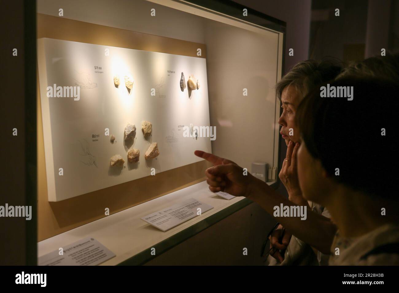 Seoul, Südkorea. 18. Mai 2023. Besucher besuchen das Nationalmuseum von Korea in Seoul, Südkorea, 18. Mai 2023. Das Nationalmuseum von Korea beherbergt eine riesige Sammlung von Artefakten aus der Antike bis zur Moderne in einer Vielzahl von Themen, einschließlich Kunst und Kultur. Kredit: Wang Yiliang/Xinhua/Alamy Live News Stockfoto Seoul, Südkorea. 18. Mai 2023. Besucher besuchen das Nationalmuseum von Korea in Seoul, Südkorea, 18. Mai 2023. Das Nationalmuseum von Korea beherbergt eine riesige Sammlung von Artefakten aus der Antike bis zur Moderne in einer Vielzahl von Themen, einschließlich Kunst und Kultur. Kredit: Wang Yiliang/Xinhua/Alamy Live News Stockfoto