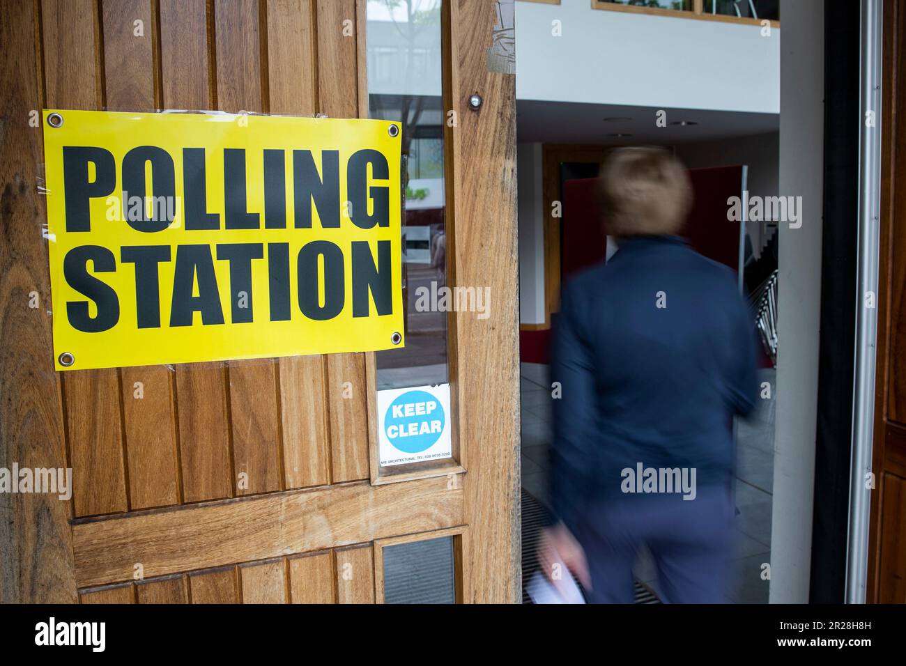 Eine Person geht vorbei am Wahlschild, während die Wahlstation im Agape Centre für die Wahlen zum Nordirischen Rat in Belfast öffnet. Foto: Donnerstag, 18. Mai 2023. Stockfoto