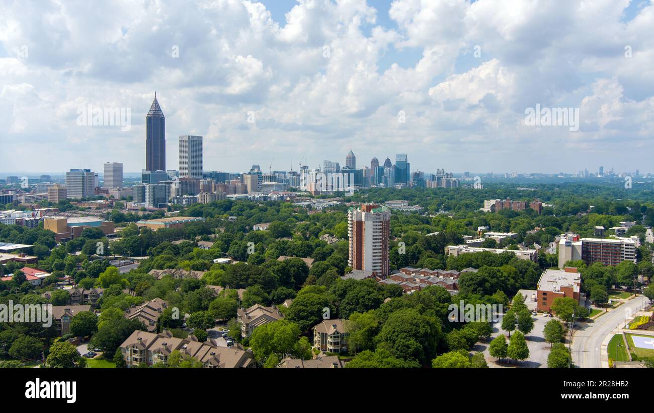 Die Skyline von Downtown und Midtown Atlanta von der Jackson Street Bridge aus Stockfoto