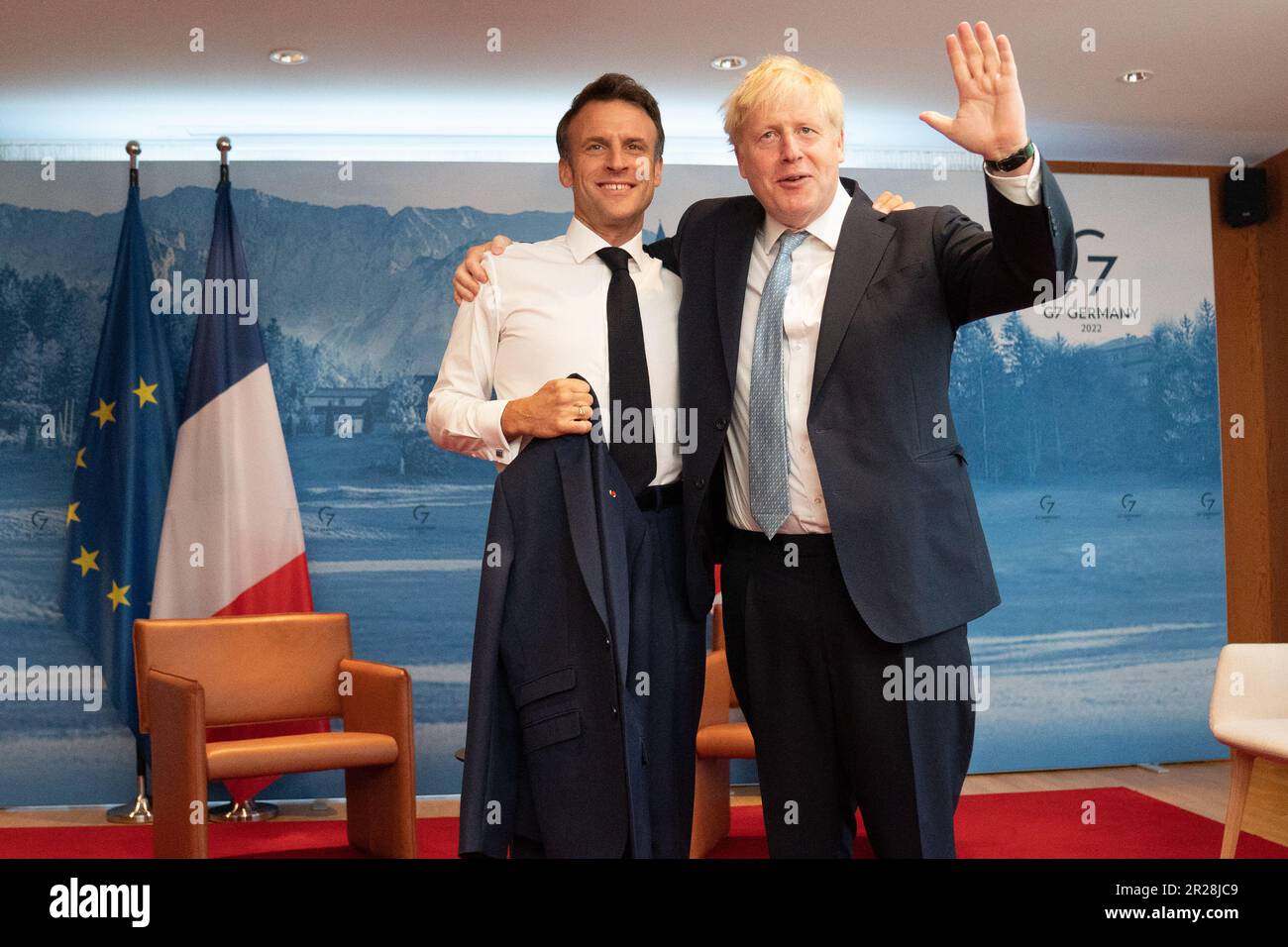 Dossierfoto vom 26.6/2022, Boris Johnson hält während des G7-Gipfels in Schloss Elmau in den Bayerischen Alpen ein bilaterales Treffen mit Emanuel Macron ab. Johnson wies Macron als "Putins Lacksplitter" ab, nachdem der französische Präsident die Reaktion des damaligen Premierministers auf die ukrainische Flüchtlingskrise kritisierte, so ein ehemaliger führender 10-Beamter. Herr Johnson nannte Herrn Macron auch ein "aus vier Buchstaben bestehendes Wort, das mit c beginnt", sagte Guto Harri, ehemaliger Kommunikationsdirektor der Downing Street, in seinem Podcast beispiellos. Ausgabedatum: Donnerstag, 18. Mai 2023. Stockfoto