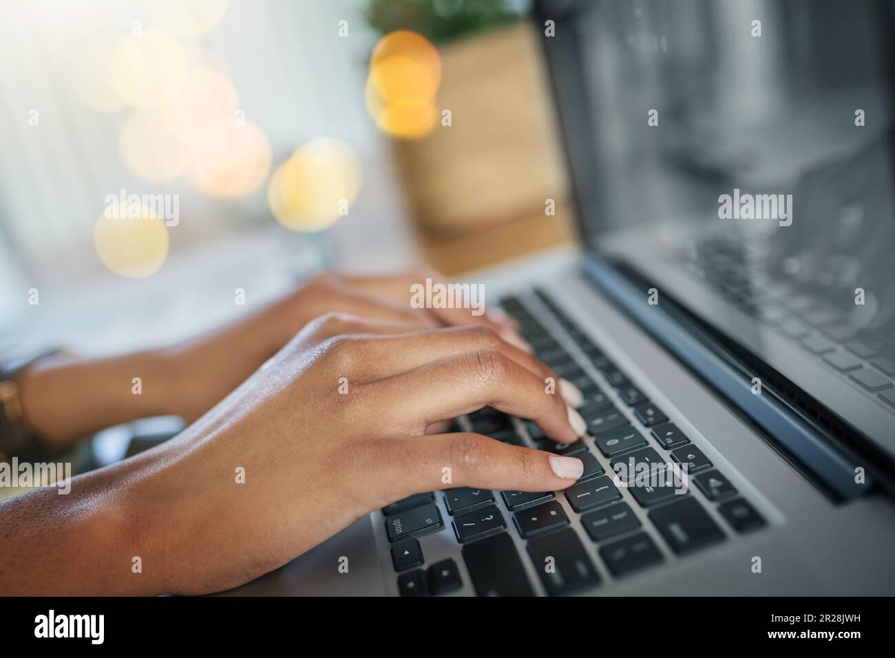 Hände, Redakteur oder Frau, die auf dem Laptop tippt, um sich per E-Mail zu vernetzen oder ein Online-Forschungsprojekt über die Tastatur zu starten. Nahaufnahmen, digitale Texte oder Texten für Mädchen bearbeiten Stockfoto