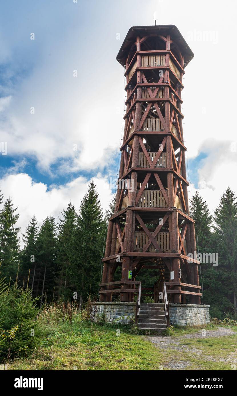 Hölzerner Aussichtsturm auf dem Milonova-Hügel im Vsetinske vrchy-Gebirge über dem Dorf Velke Karlovice in der tschechischen republik Stockfoto