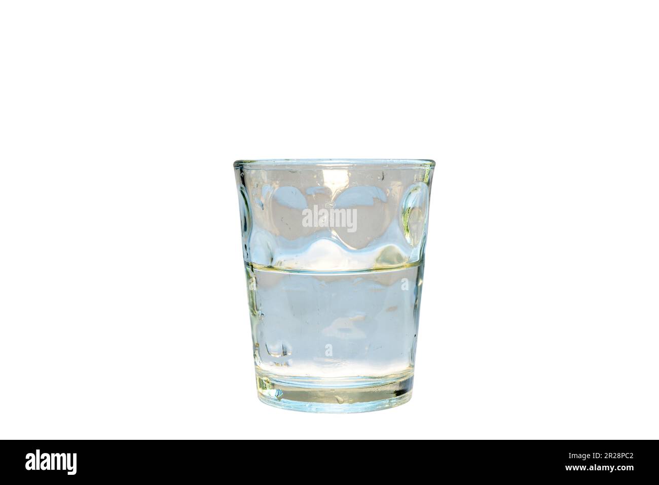 Halb Glas voll mit Wasser oder halb Glas leer isoliert auf weißem Hintergrund Stockfoto