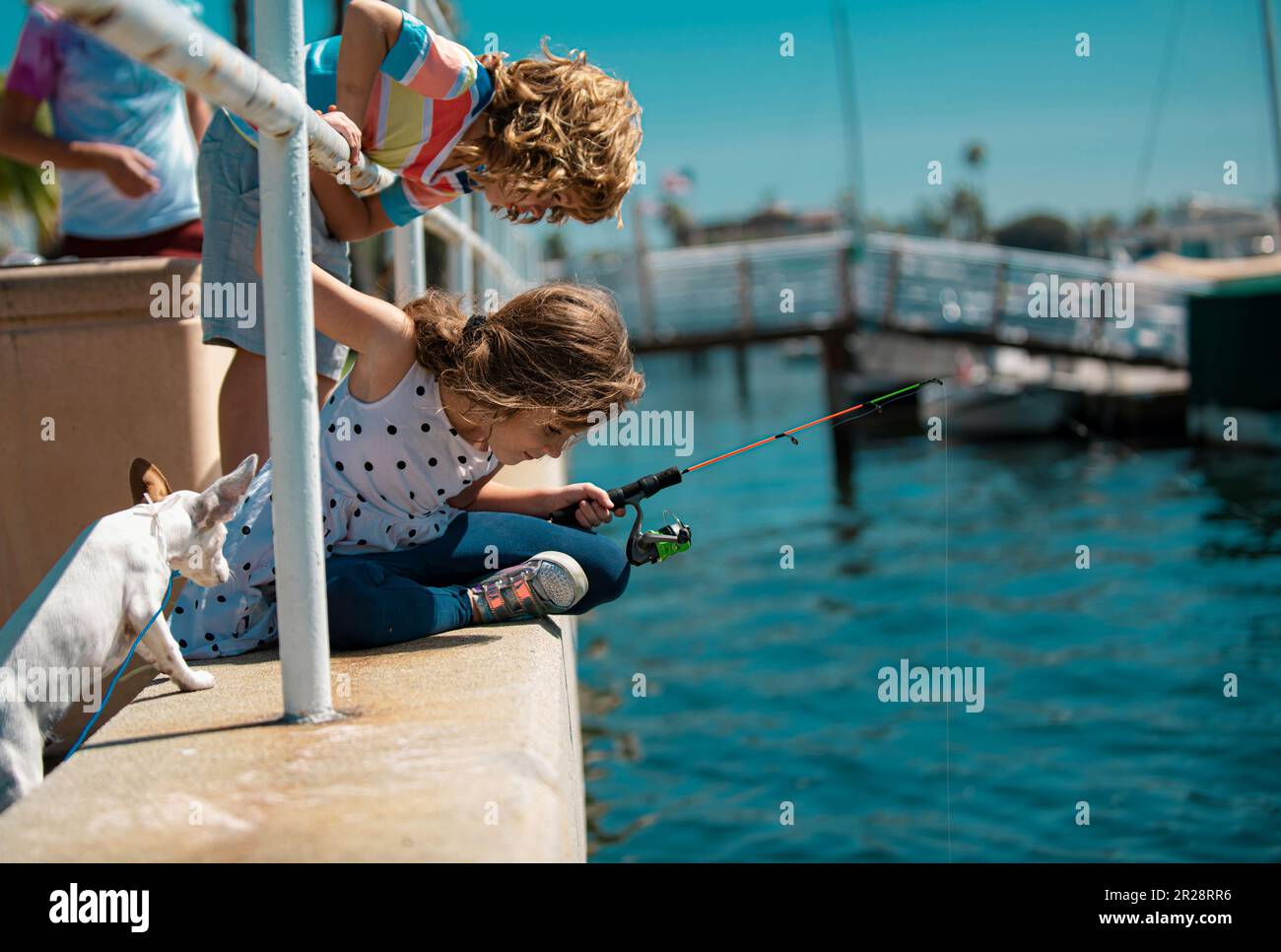 Glückliche Kinder Freunde Angeln zusammen in der Nähe des Teiches mit  Fischstäben Stockfotografie - Alamy
