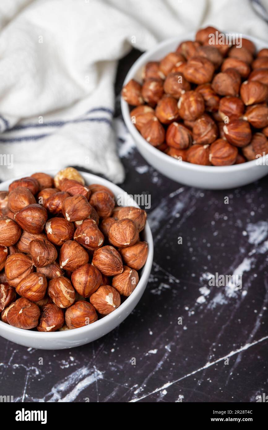 Haselnuss. Geschälte Haselnüsse in Keramikschüssel. Superfood. Vegetarisches Speisekonzept. Gesunde Snacks Stockfoto