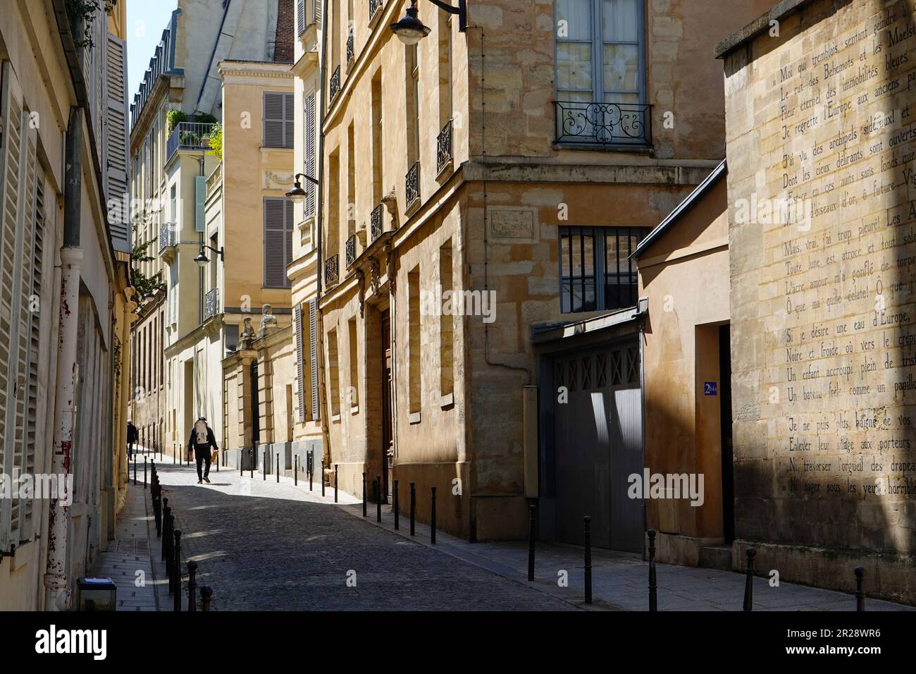 Zwei Personen, die eine enge Seitenstraße im 6. Arrondissement von Paris, Frankreich, hinaufgehen. Stockfoto