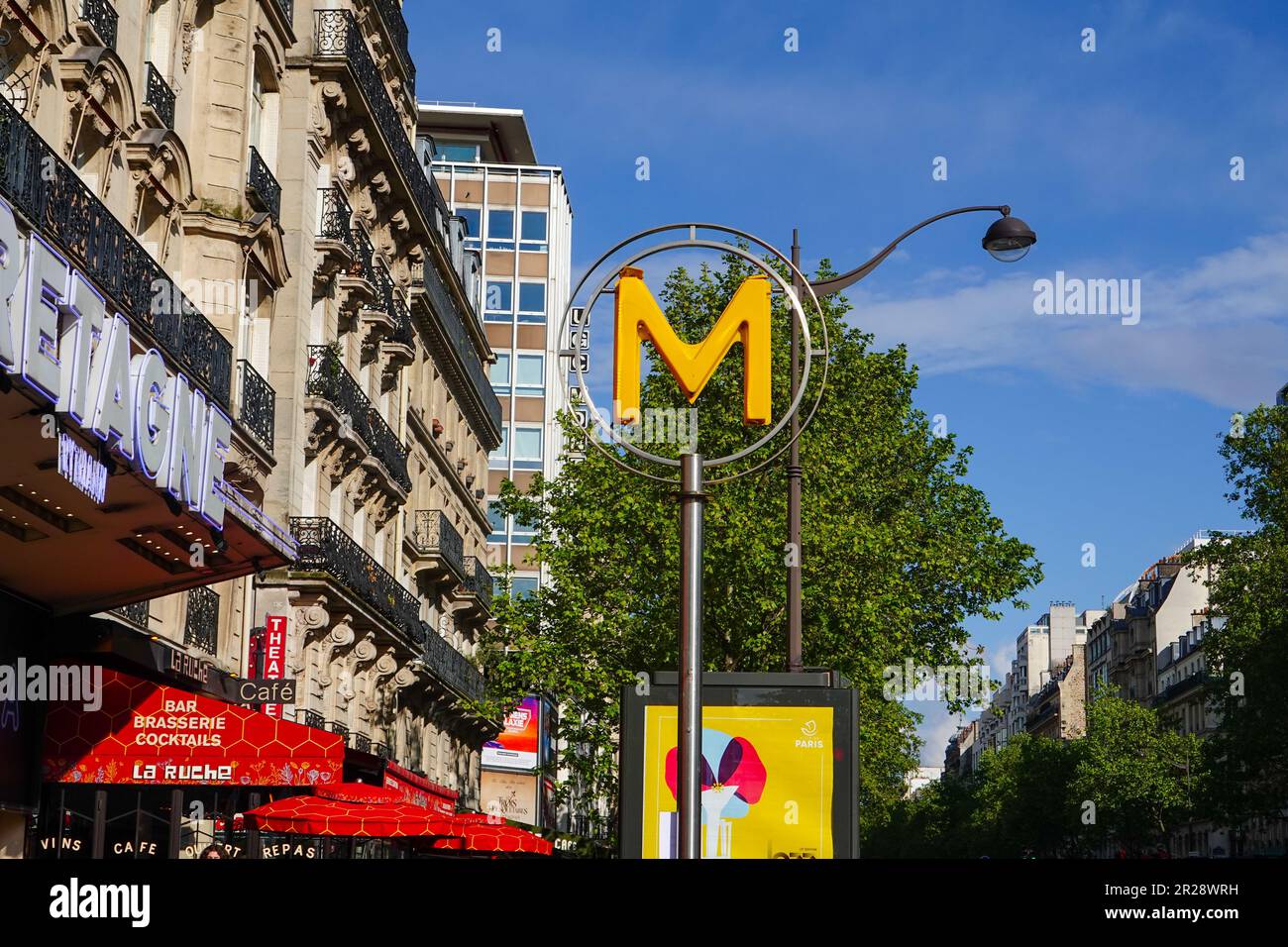 Metro-Logo, am Montparnasse Bienvenue, Eintritt zu den Linien 4, 6, 12 und 13, Boulevard Montparnasse, Paris, Frankreich. Stockfoto