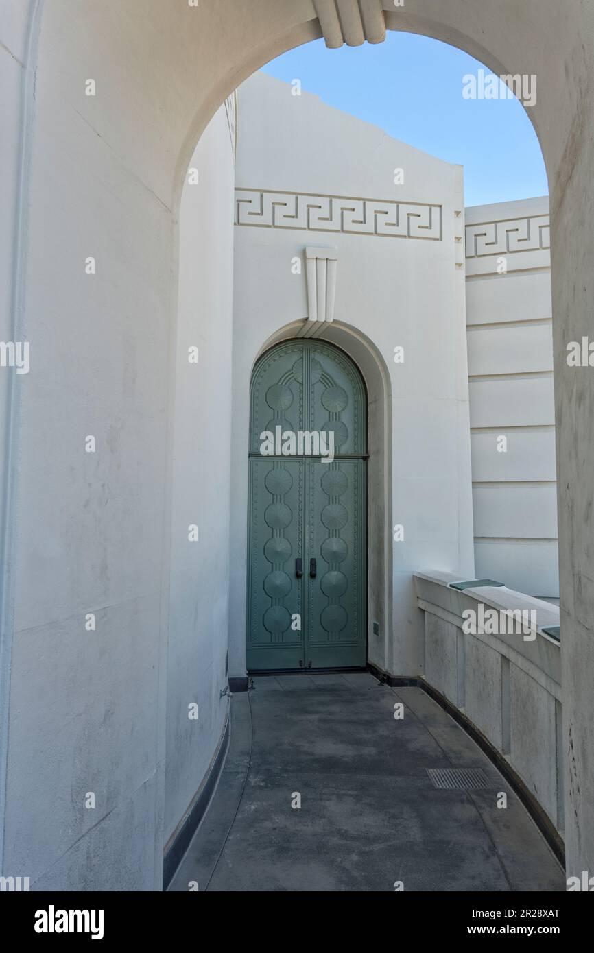 Außenansicht des Griffith Observatory mit Bögen und hoher kunstvoll verzierter Metalltür Stockfoto