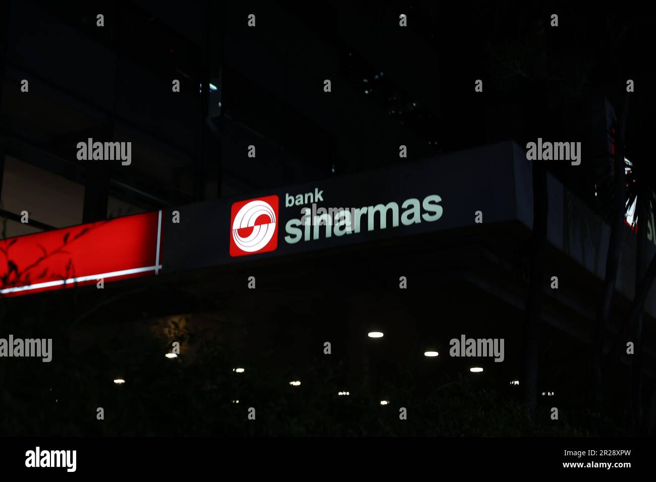 Bank Sinarmas Schild auf Bank Sinarmas Gebäude in Jl. M.H. Thamrin, Menteng, Jakarta, Indonesien Stockfoto