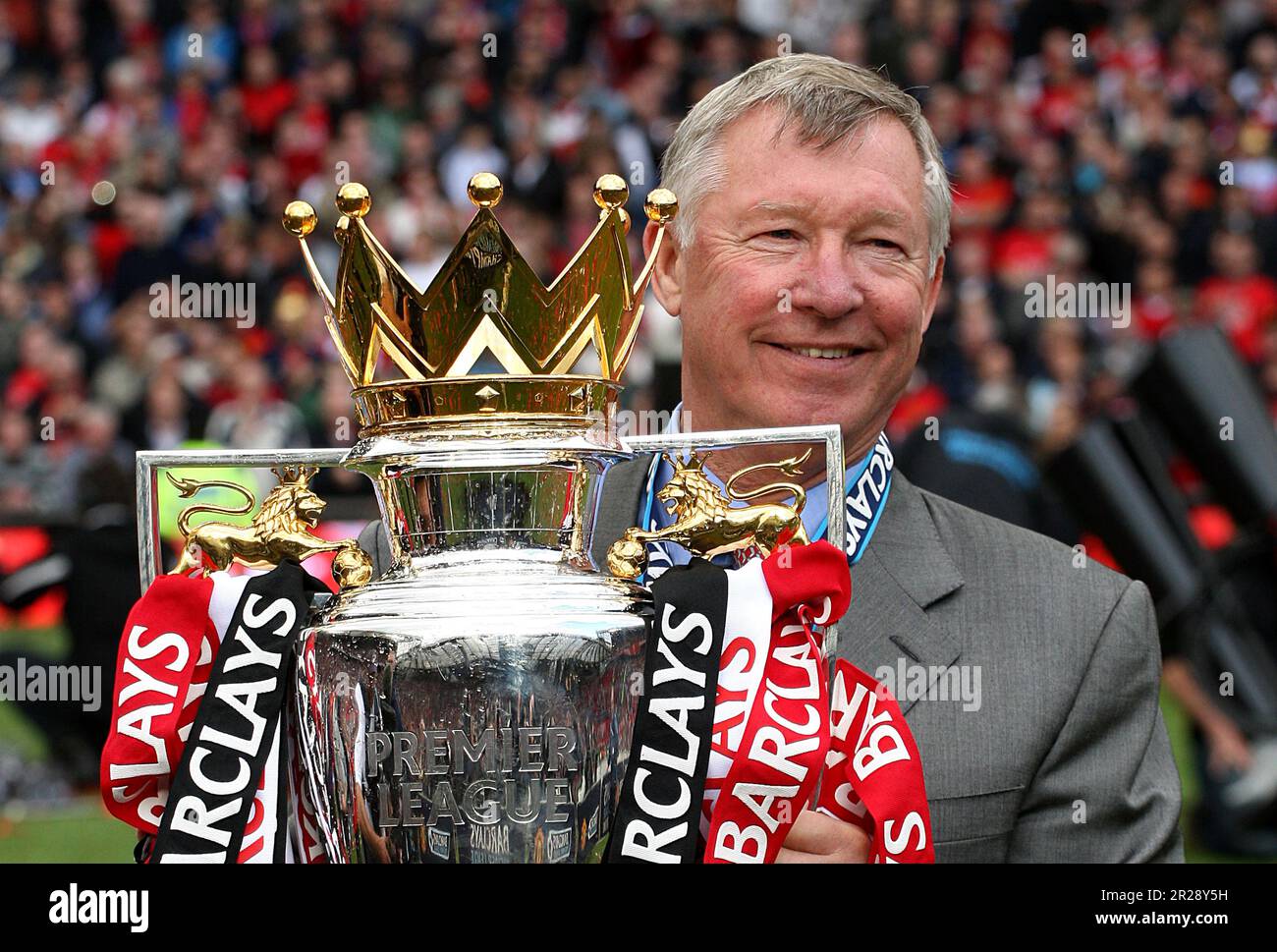 Dateifoto vom 16.-05-2009 von Manchester United Manager Sir Alex Ferguson hebt die Trophäe der Barclays Premier League. United gewann die Premier League in fünf der letzten 10 Jahre seines Führungspersonals und erreichte damit insgesamt 13 Titel. Das umfasste eine dreifache Folge von 2006-07 bis 2008-09, bevor er den Titel 2010-11 hinzufügte und 2012-13 mit einem anderen abzeichnete. Ausgabedatum: Donnerstag, 18. Mai 2023. Stockfoto