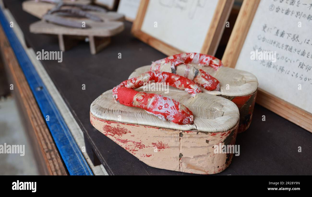 Kinugawa Onsen, Japan Mai 1 2023: Geta Showroom im Edo Wonderland ist einer der berühmten Themenparks. Es ist ein historischer Freizeitpark, der die japanische Stadt nachbildet Stockfoto