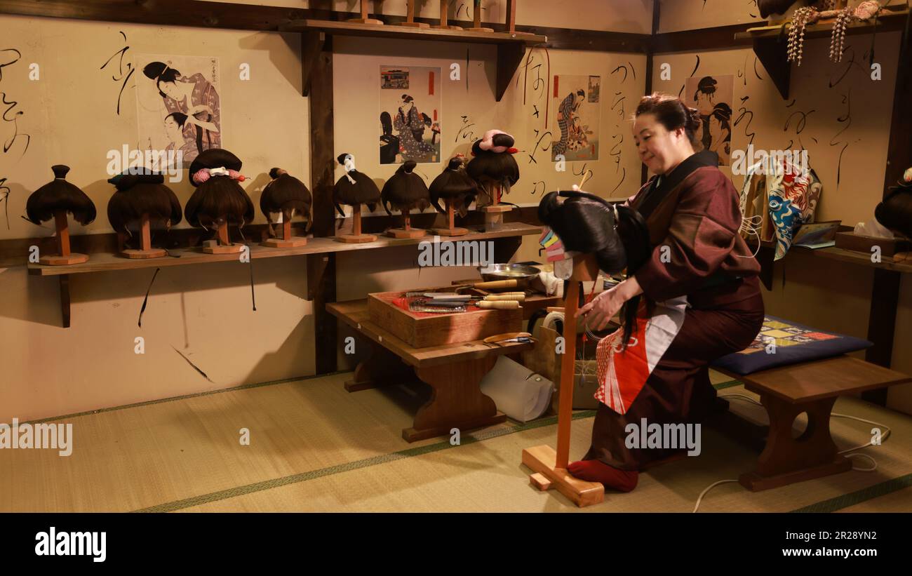 Arbeiter machen die Perücke für Geisha in Nikkon, Edo Wonderland Stockfoto