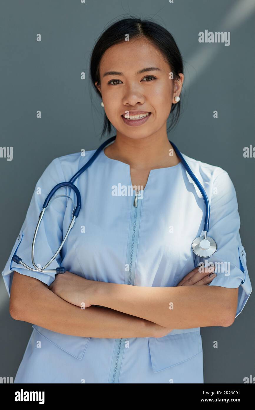 Porträt einer jungen afroamerikanischen Ärztin auf grauem Hintergrund Stockfoto