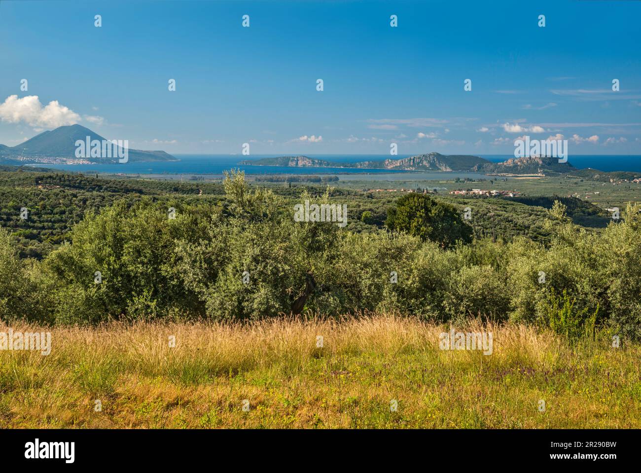 Blick auf die Küste des Ionischen Meeres vom Palast Nestor, in der Nähe der Stadt Pylos und des Dorfes Chora (Hora), der Halbinsel Peloponnes, der Region Peloponnes, Griechenland Stockfoto