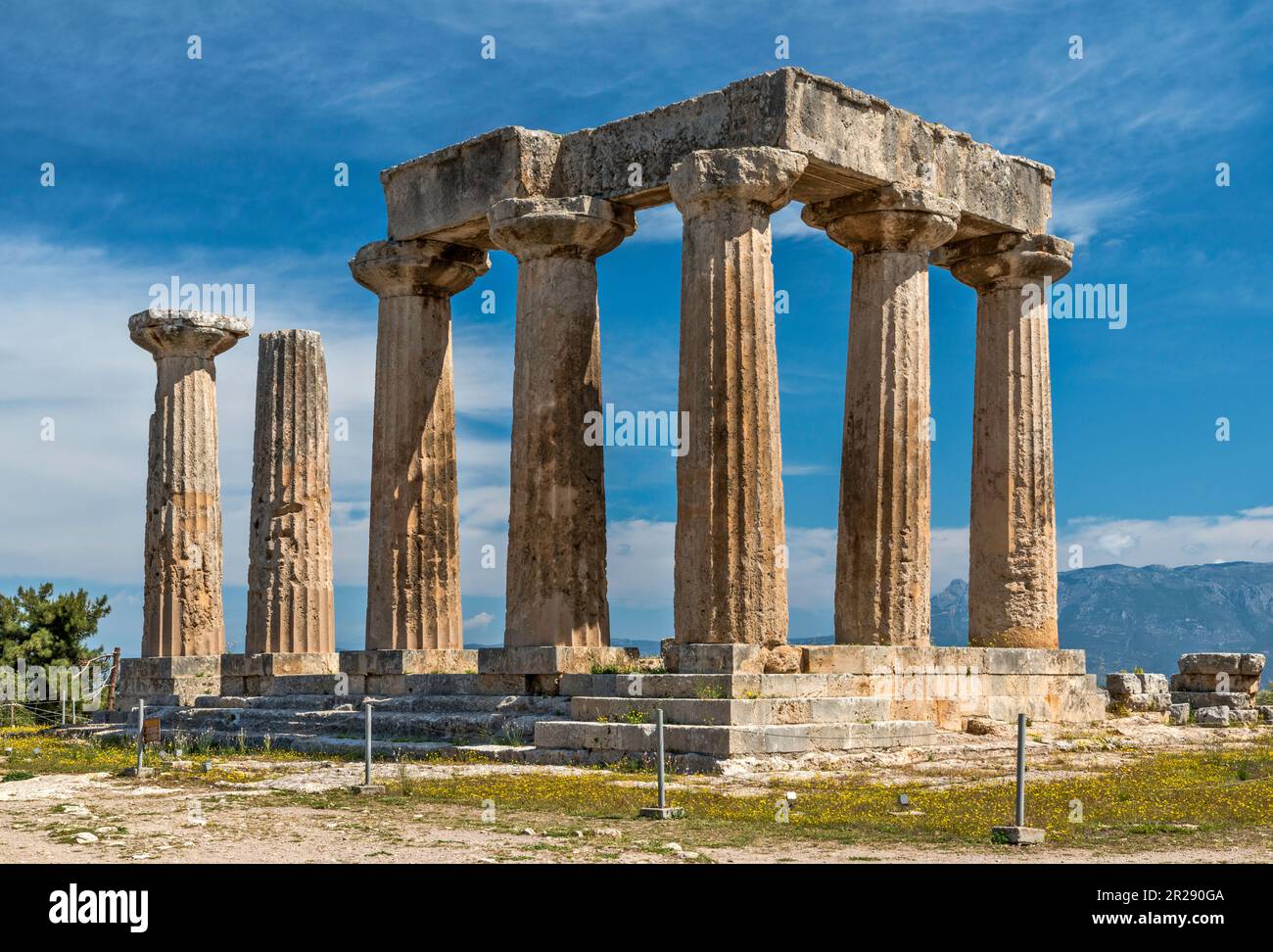 Tempel des Apollo, 6. Jahrhundert v. Chr., Dorischer Stil, archäologische Stätte des antiken Korinth, Gemeinde Korinth, Region Peloponnes, Griechenland Stockfoto