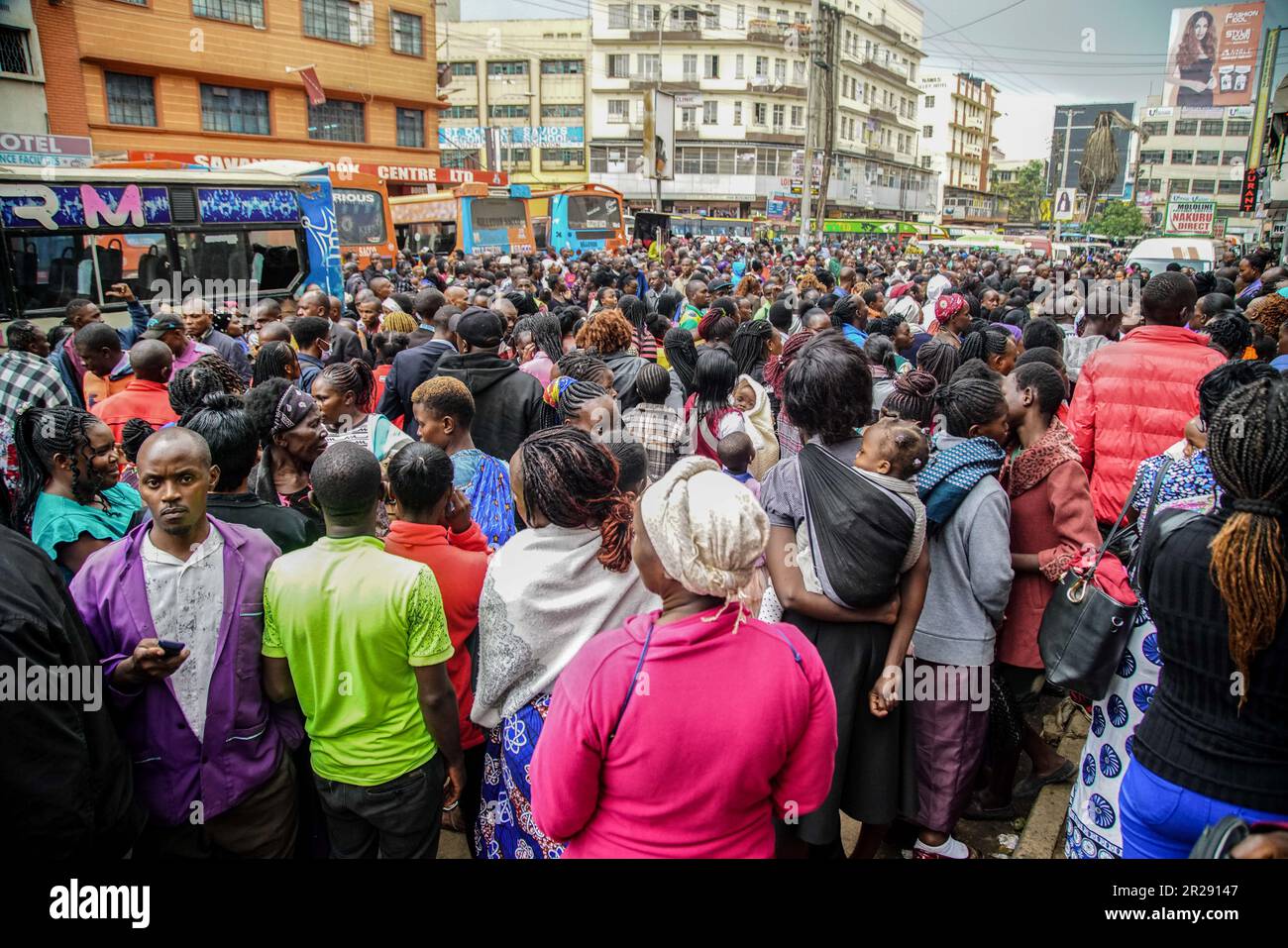 Mitglieder der Öffentlichkeit und Anhänger des Televangelisten Ezekiel Odero, Leiter des New Life Prayer Centre and Church, versammeln sich vor der Maximum Miracle Center Church in der Innenstadt von Nairobi, wo er zu einer Gebetssitzung eingeladen wurde. Aufgrund der hohen Beteiligung und Sicherheitsgründe musste das Gebetstreffen verschoben werden. Die überlaufende Menge füllte die Kirche und verschüttete sich auf die Straße und beeinträchtigte den Geschäftsverkehr und den normalen Verkehrsfluss. Pastor Ezekiel Odero, der vor kurzem wegen einer Kaution oder Kaution aus dem Polizeigewahrsam entlassen wurde, wird derzeit wegen seiner angeblichen Verbindungen zu CONT untersucht Stockfoto