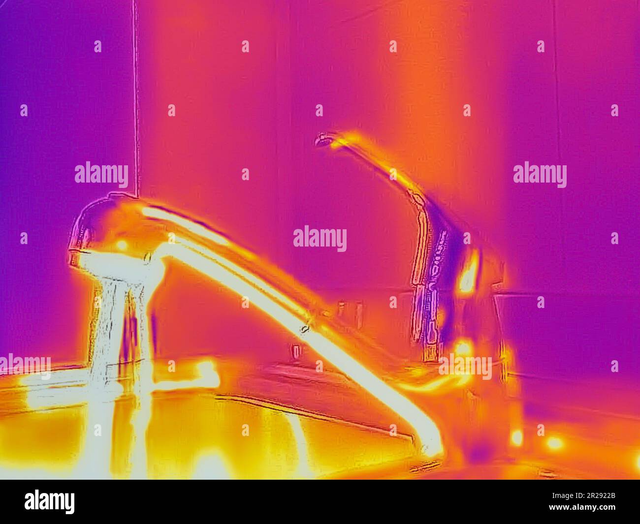 Ein Wärmebild eines Küchenhahns mit fließendem Wasser, das mit einer Infrarot-Wärmebildkamera erfasst wurde und verschiedene Temperaturen und Rohre hinter dem W zeigt Stockfoto