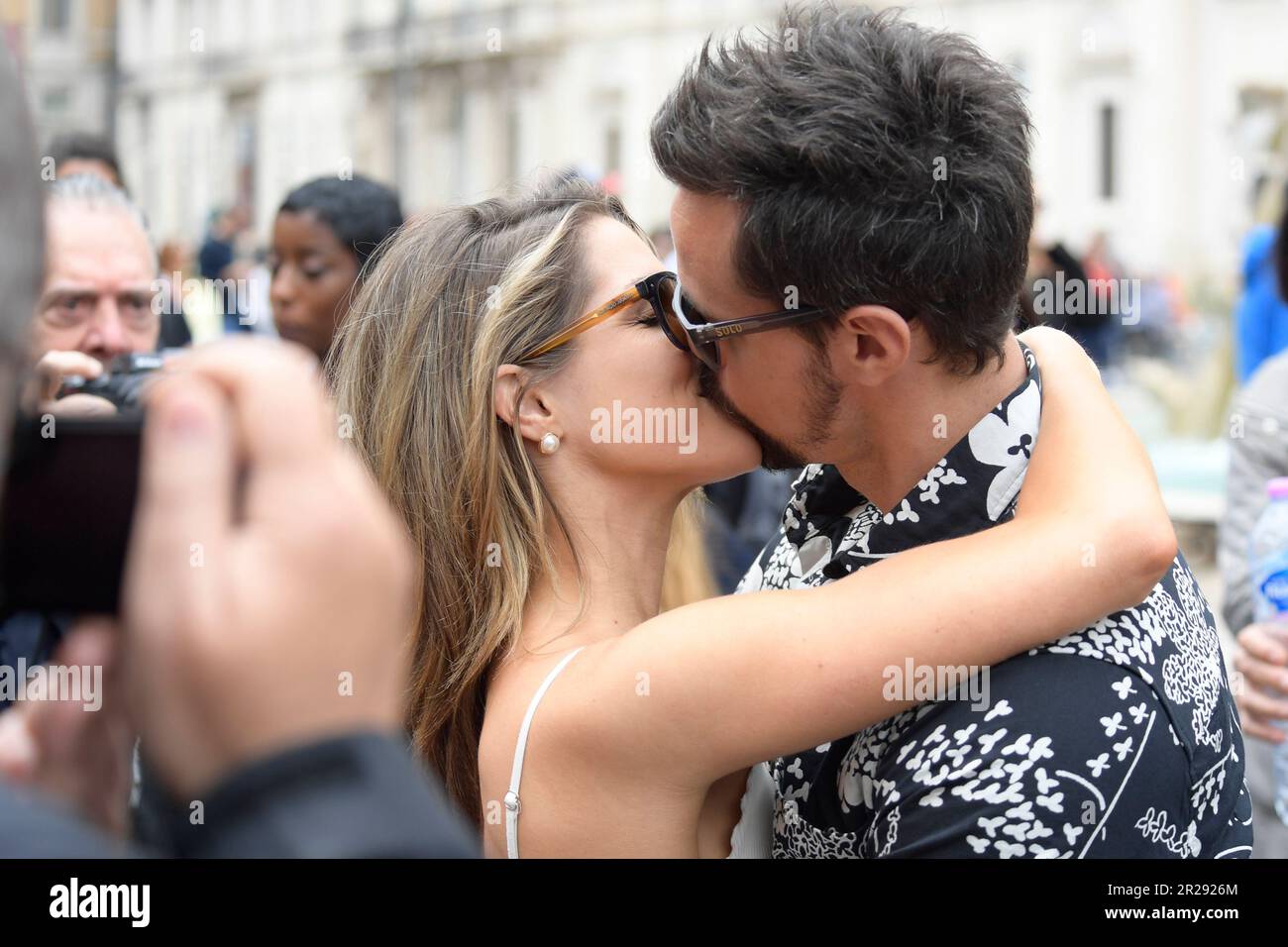 Karissa Lee Traples (L) und Matthew Atkinson (R) besuchen die Seifenoper „Beautiful“ auf der Piazza Navona. (Foto: Mario Cartelli / SOPA Images / Sipa USA) Stockfoto