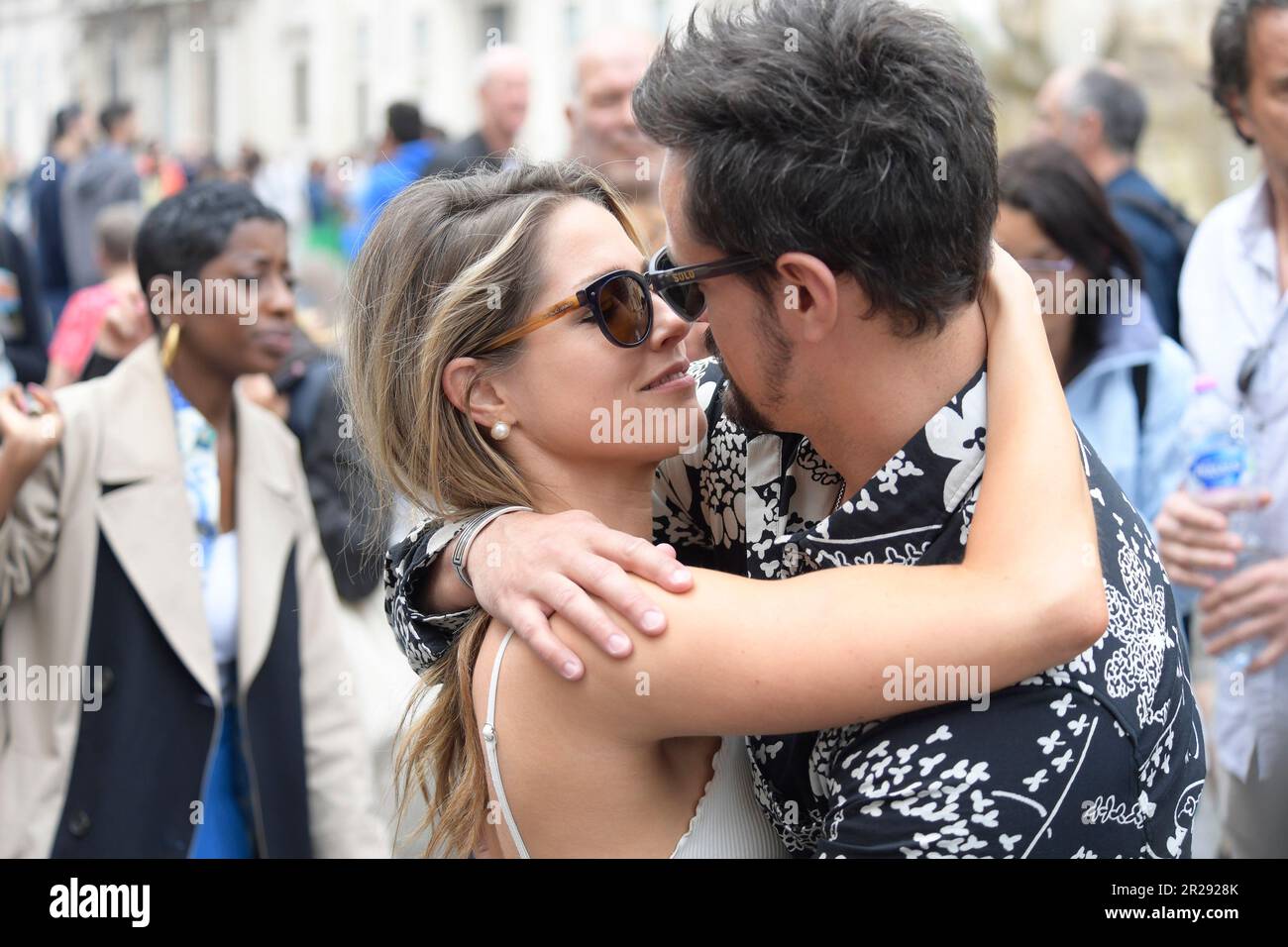 Rom, Italien. 17. Mai 2023. Karissa Lee Traples (L) und Matthew Atkinson (R) besuchen die Seifenoper „Beautiful“ auf der Piazza Navona. (Foto: Mario Cartelli/SOPA Images/Sipa USA) Guthaben: SIPA USA/Alamy Live News Stockfoto