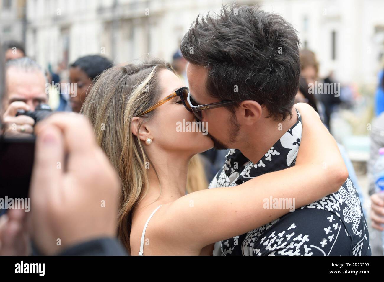 Rom, Italien. 17. Mai 2023. Karissa Lee Traples (L) und Matthew Atkinson (R) besuchen die Seifenoper „Beautiful“ auf der Piazza Navona. (Foto: Mario Cartelli/SOPA Images/Sipa USA) Guthaben: SIPA USA/Alamy Live News Stockfoto