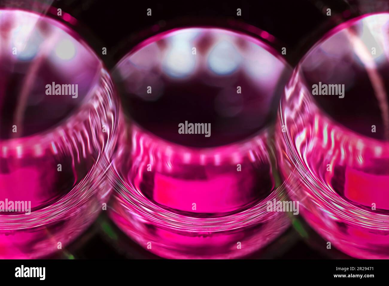 Kunst um der Kunst willen. Makrobilder eines Glashalses mit pinkfarbenen Lichteffekten und interessanten Bearbeitungen, für Kunstdrucke und abstrakte Kunst, Stockfoto