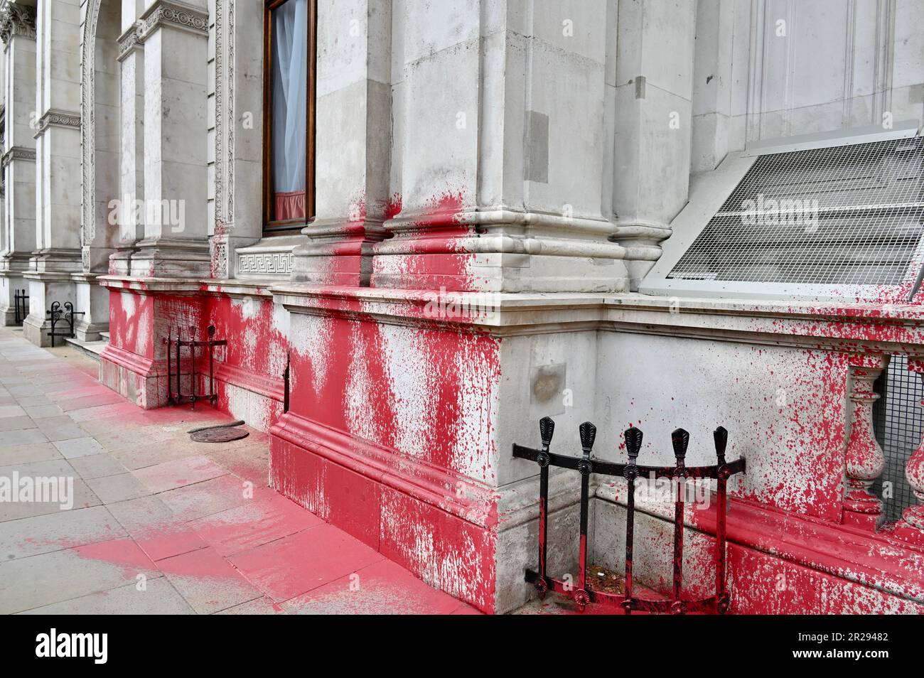 Blutrotes Gemälde, das von der Palästina Action on the Foreign Office gespritzt wurde, um 75 Jahre seit Beginn der ethnischen Säuberung Palästinas zu gedenken, Whitehall, London, Großbritannien Stockfoto