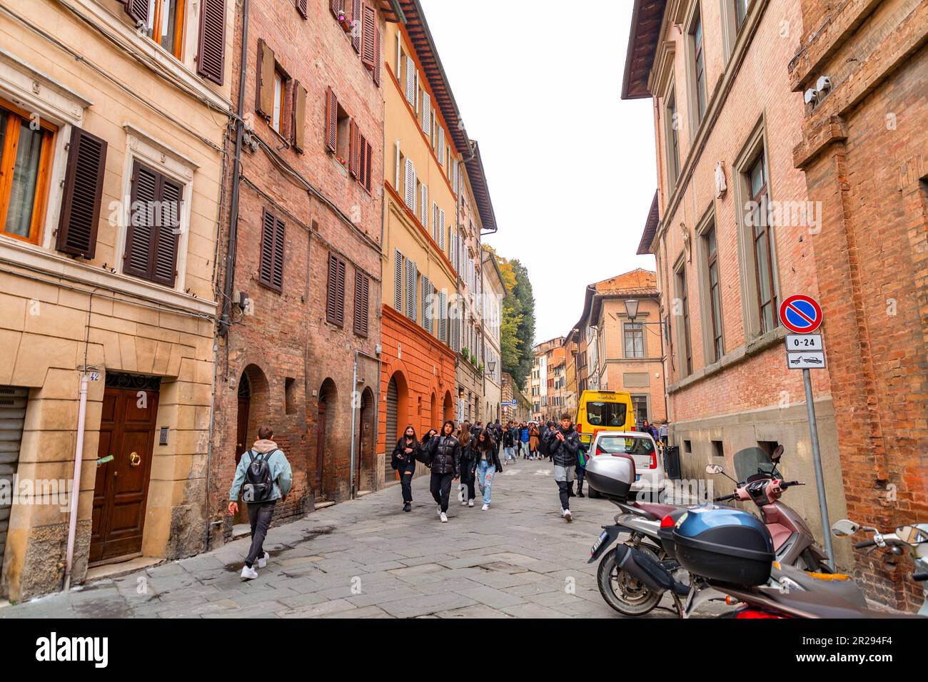 Siena, Italien - 7. April 2022: Allgemeine Architektur und Blick auf die Straße aus der historischen italienischen Stadt Siena in der Toskana. Stockfoto