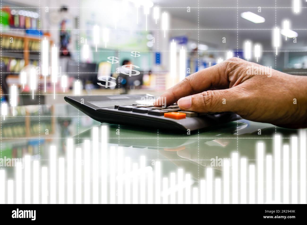 Concept-Geschäftsmann-Finger, der von zu Hause aus einen Taschenrechner auf einen Glastisch drückt, um Bankzinsen für Kunden zu berechnen, die einen Kredit benötigen, Bl Stockfoto