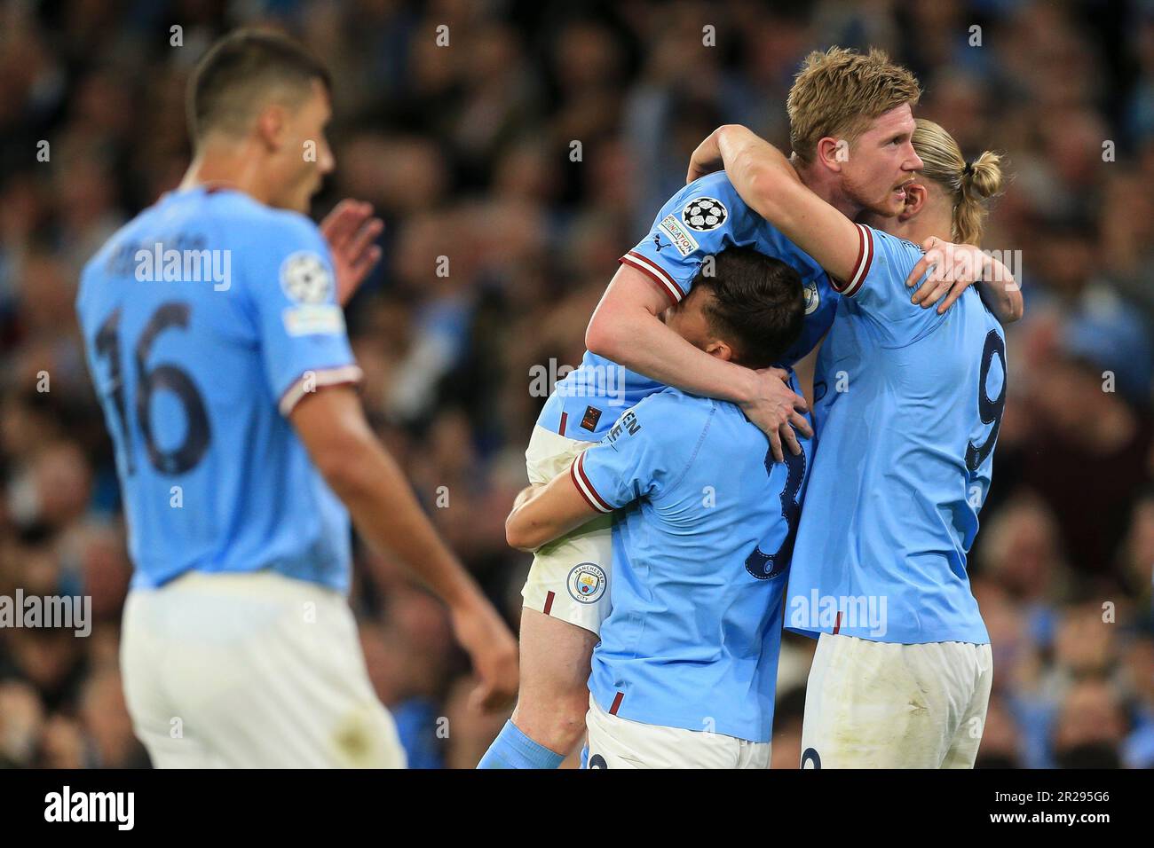 Manchester, Großbritannien. 17. Mai 2023. Kevin De Bruyne aus Manchester City feiert mit Ruben Dias aus Manchester City und Erling Haaland aus Manchester City beim Halbfinale der UEFA Champions League zwischen Manchester City und Real Madrid am 17. 2023. Mai im Etihad Stadium in Manchester, England. (Foto: Daniel Chesterton/phcimages.com) Kredit: PHC Images/Alamy Live News Stockfoto