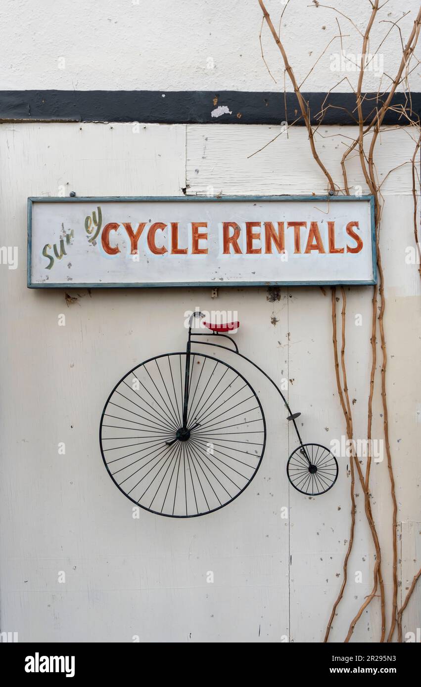 Fahrradverleih-Schild mit Großrad Stockfoto