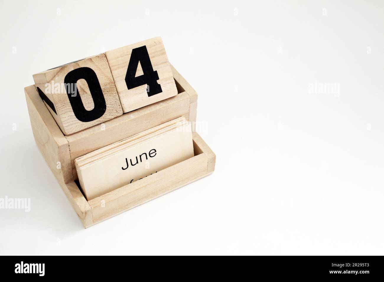 Ewiger Kalender aus Holz, der den 4. Juni zeigt Stockfoto