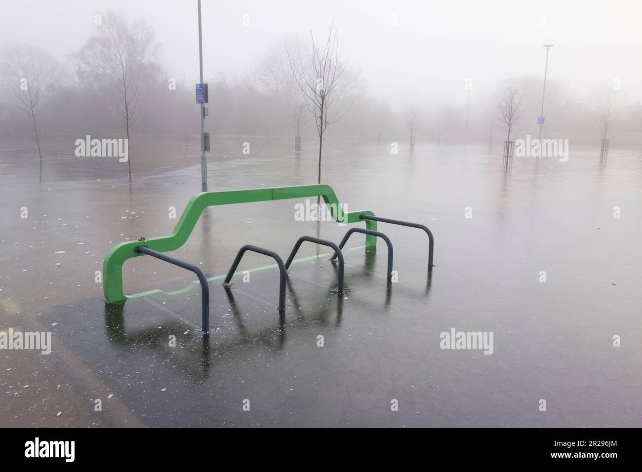 Überfluteter Parkplatz, jetzt Wasser gefroren im Winter, Oxford, Großbritannien Stockfoto