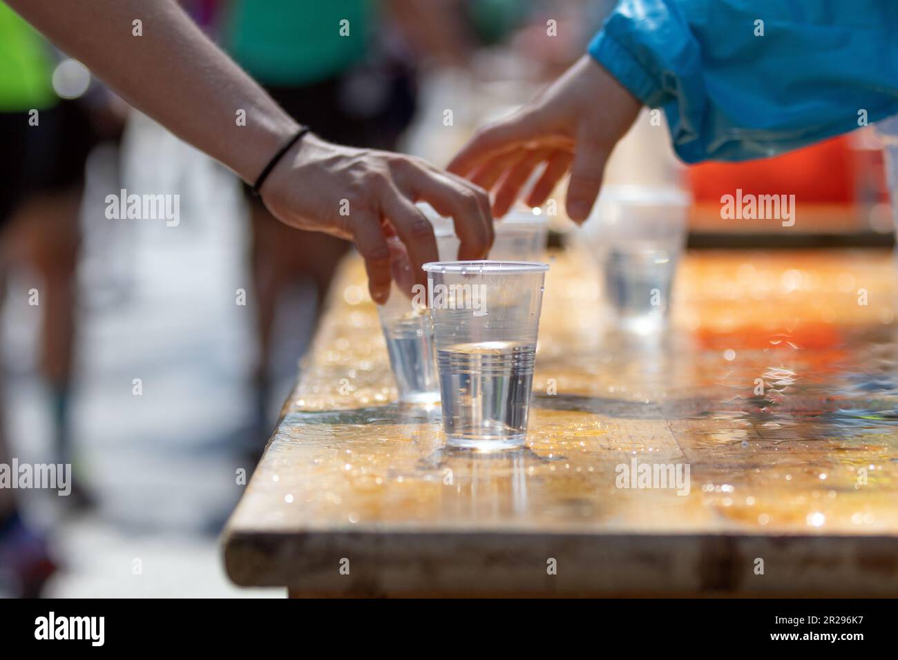 Plastikbecher mit Wasser an der Marathon-Erfrischungsstation Stockfoto