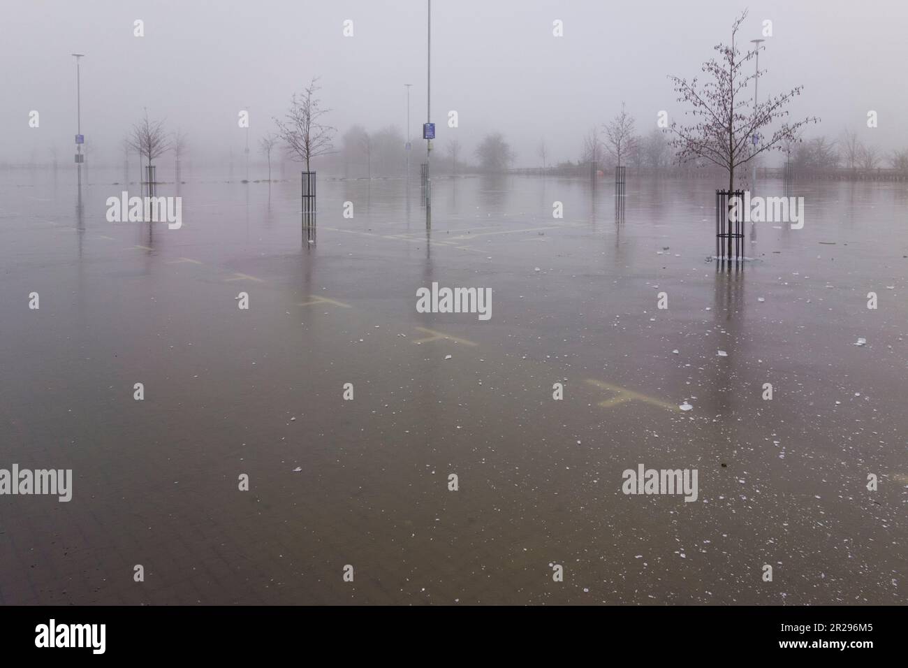 Überfluteter Parkplatz, jetzt Wasser gefroren im Winter, Oxford, Großbritannien Stockfoto