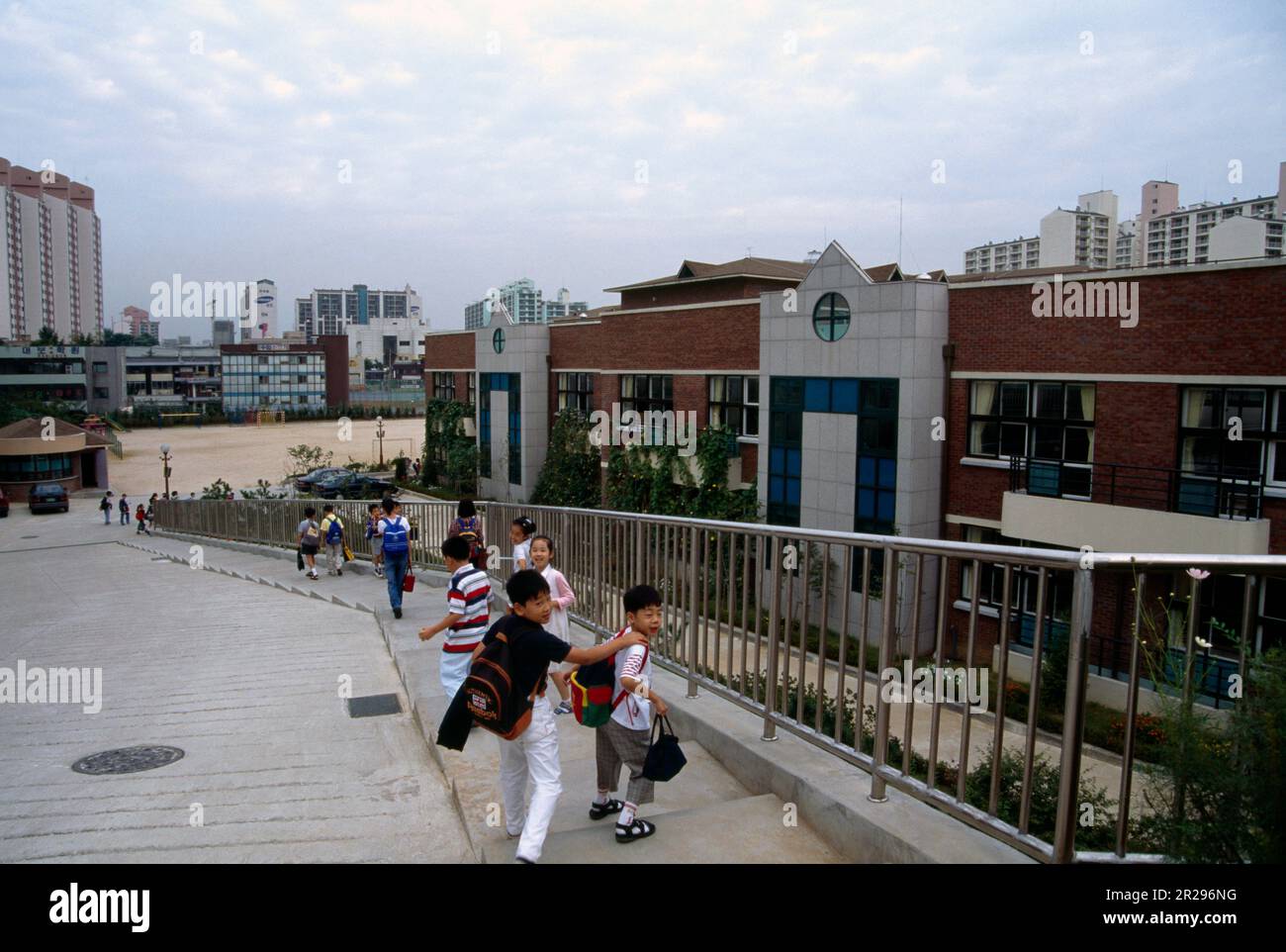 Seoul, Südkorea, Kinder Kommen An Der Mittelschule An Stockfoto