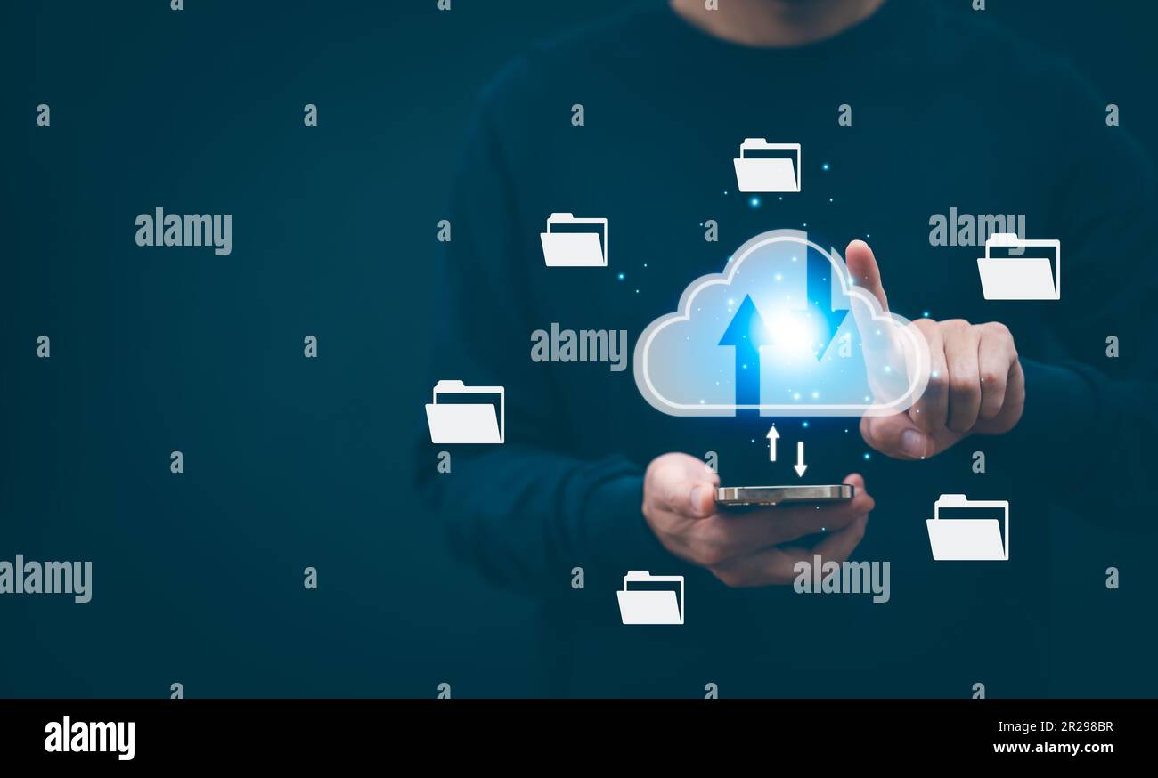 Ein Mann, der auf Daten zugreift, stellt über das Konzept des Internet Storage Network für Cloud-Computing-Technologie und eine große Datenbank Big Data über Inte eine Verbindung her Stockfoto