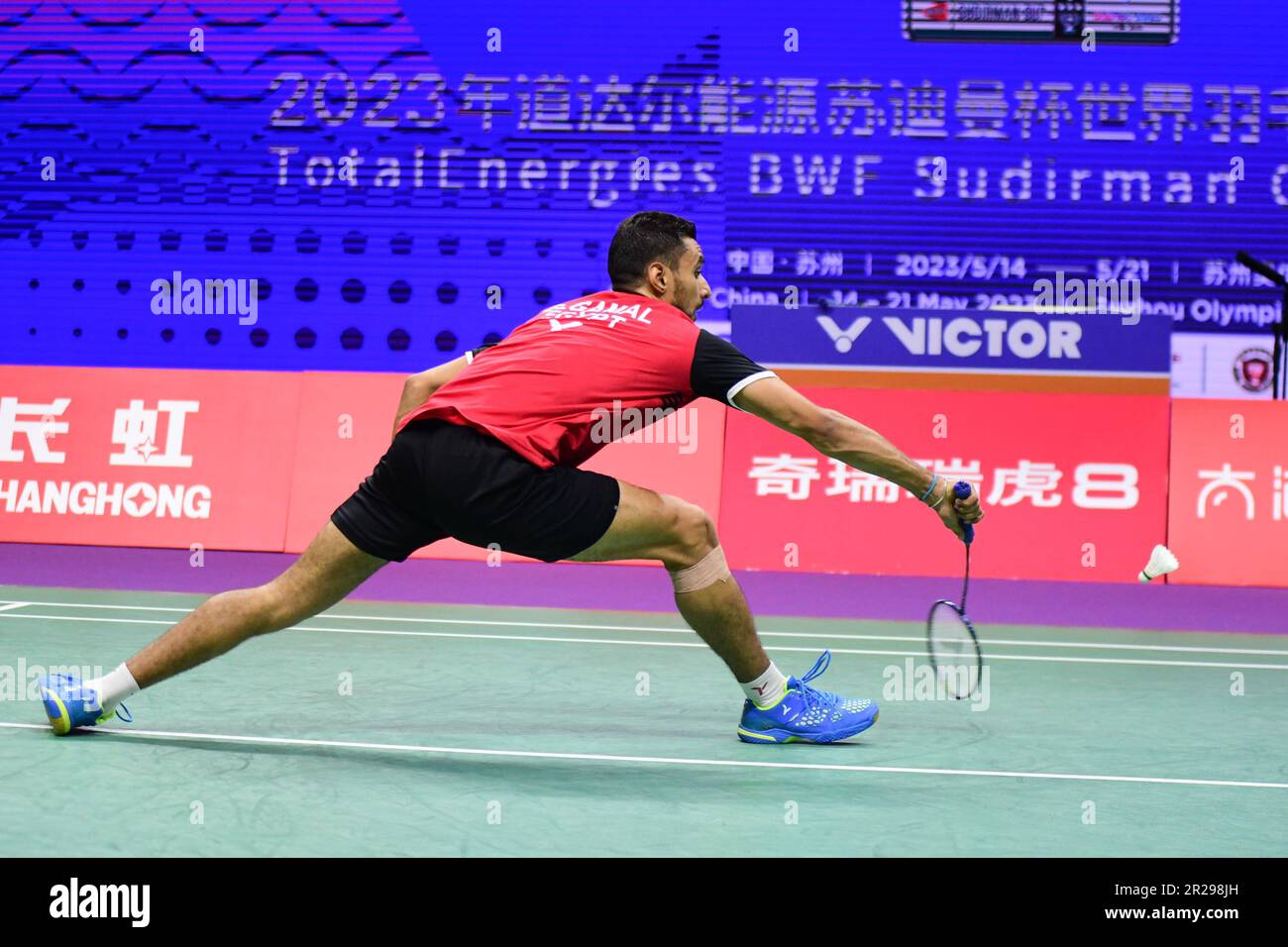 SUZHOU, CHINA – 18. MAI 2023 – Doha Mohamed Hany Mostafa Kamal Mohamed Tawfik aus Ägypten tritt im TotalEnergies BWF SUDIRMAN CUP Finals 2023 zwischen Ägypten an Stockfoto