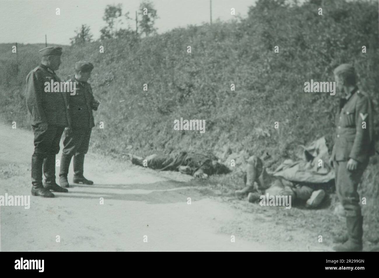 Deutsche Soldaten beobachten tote Boote in Dunkerque, Frankreich - 1940 Stockfoto