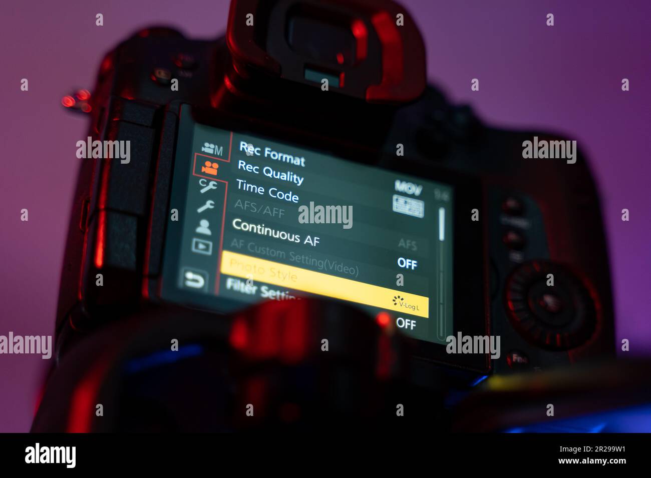 Videoeinstellungen einer Panasonic Kamera in einer dunklen Studioumgebung. Videoaufnahmen im Innenbereich. Ändern des Stils des Bildes. Stockfoto