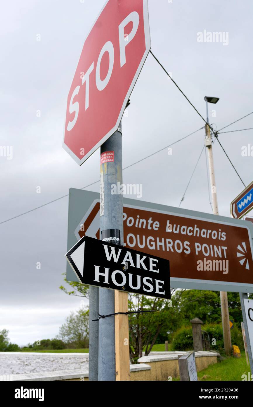 Wake House-Schild neben anderen Straßenschildern in Ardara, County Donegal, Irland Stockfoto