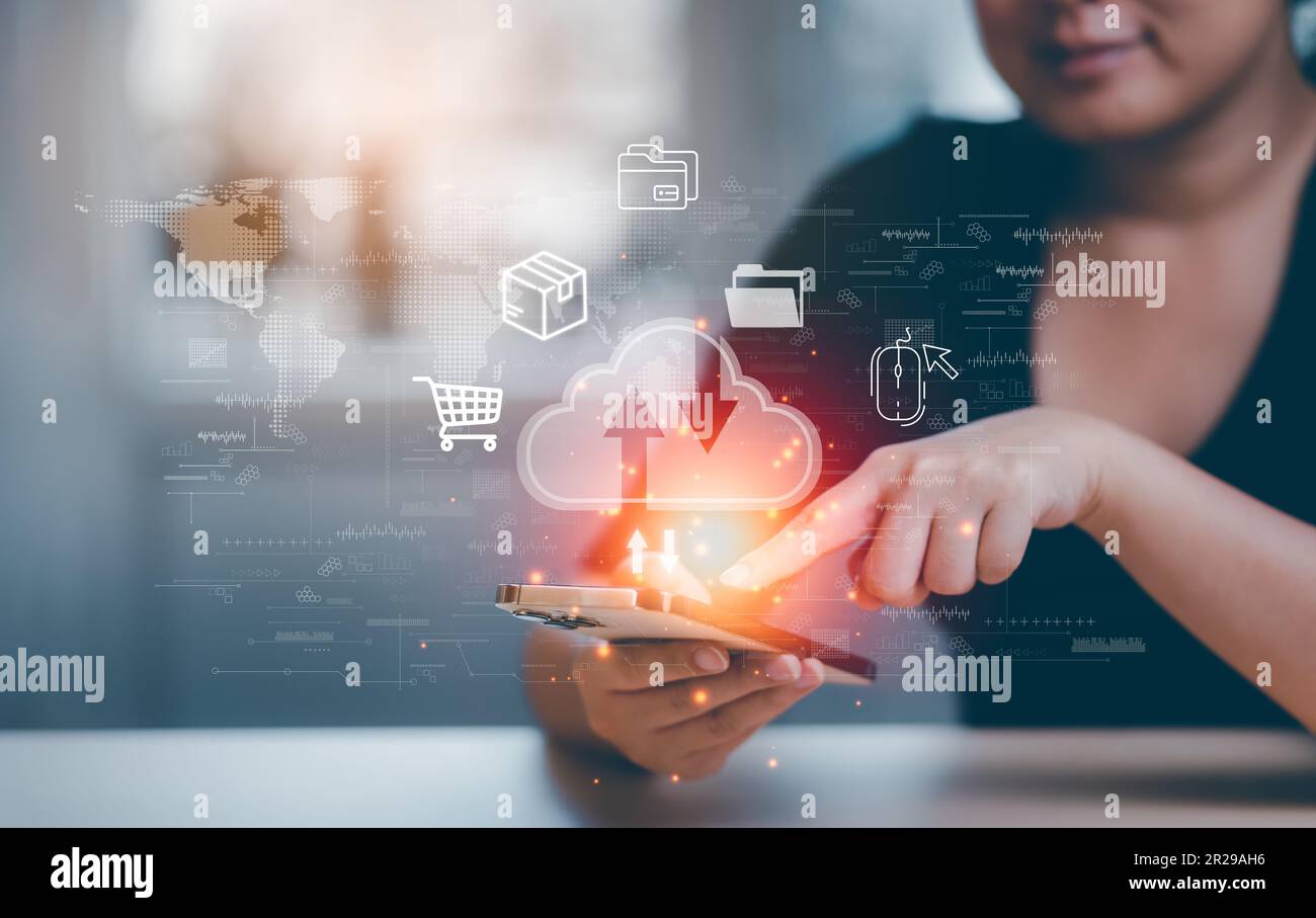 Woman Touch-Smartphones stellen eine Verbindung zu Dateninformationen über das Konzept des Internet-Speichernetzwerks von Cloud Computing-Technologie und eine große Datenbank mit Big Data her Stockfoto