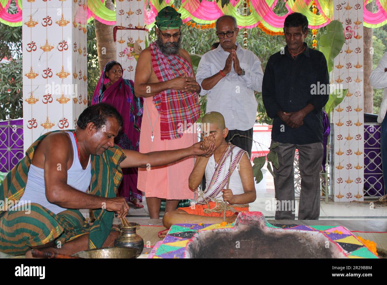 Upanayana Sanskara Zeremonie im Gange. Traditionell war dieses Ritual für 7-, 9- und 11-Jährige in Südasien gedacht, wird aber heute für alle Altersgruppen praktiziert. Stockfoto