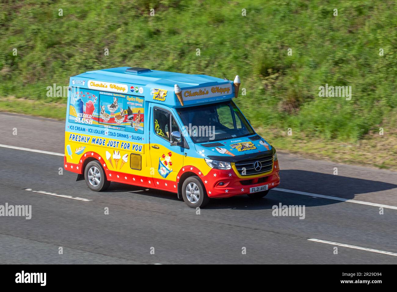 2021 mehrfarbiger Mercedes-Benz Sprinter 2143 Diesel mobiler Eiswagen Stockfoto