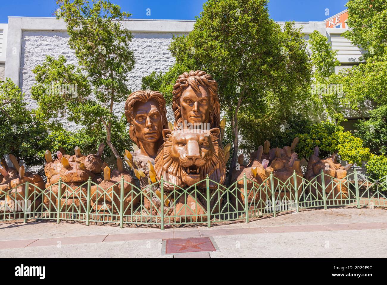 Wunderschöne Aussicht auf die Statue von Siegfried und Roy im Mirage Casino, Las Vegas, Nevada, USA. Stockfoto