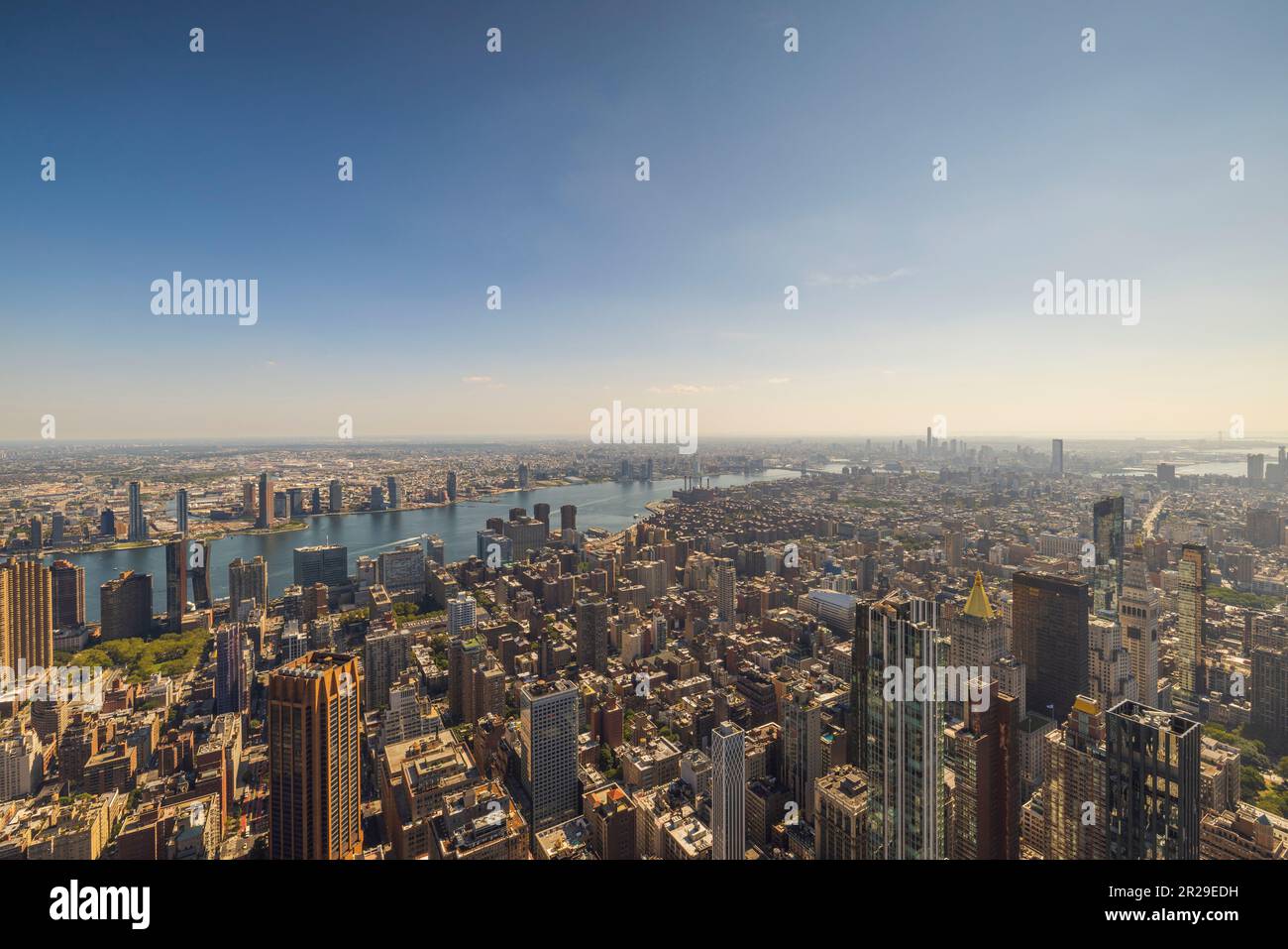 Wunderschöner Blick auf Wolkenkratzer vor dem Hintergrund der Landschaft des Hudson River in Manhattan. New York, USA. Stockfoto