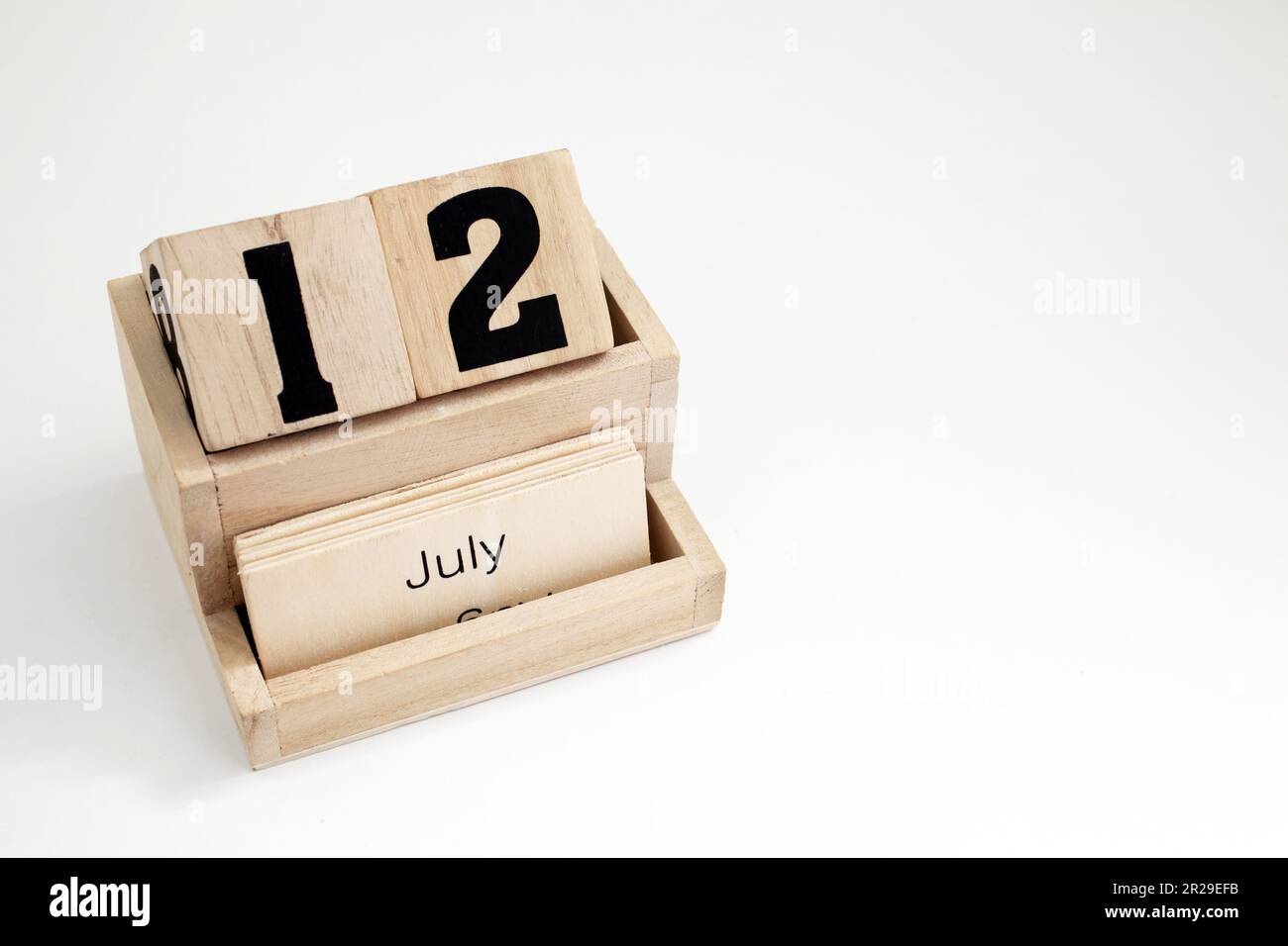 Ewiger Kalender aus Holz mit dem 12. Juli Stockfoto