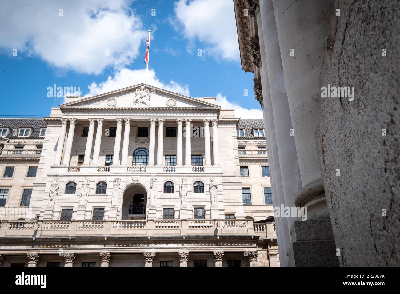 London - Mai 2023: Bank of England in der City of London - Blick nach oben Stockfoto