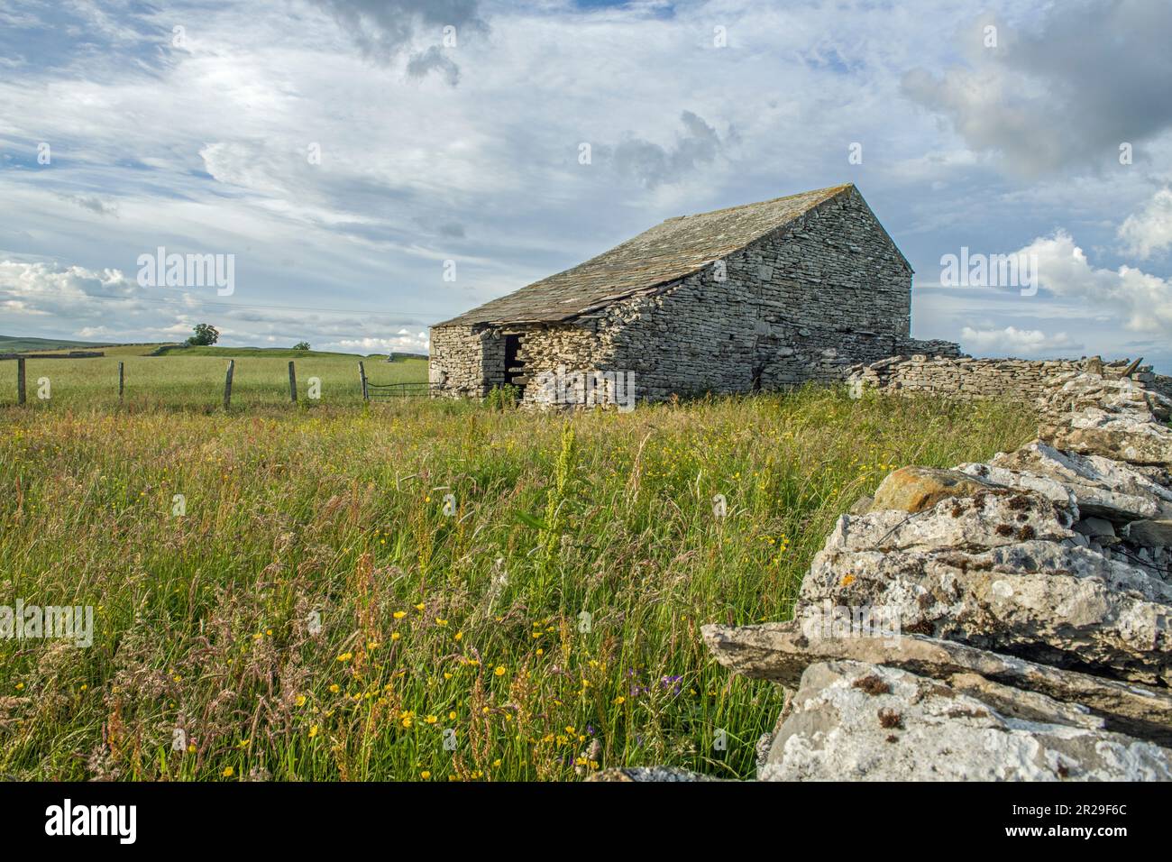 Eine Steinscheune in Cumbria, im Dorf Ravenstonedale, und wird heute selten von den Dorfbewohnern benutzt, trotz seiner Stärke in seinem Bau Stockfoto